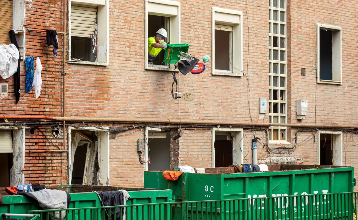Imagen de un obrero trabajando en una vivienda / EFE
