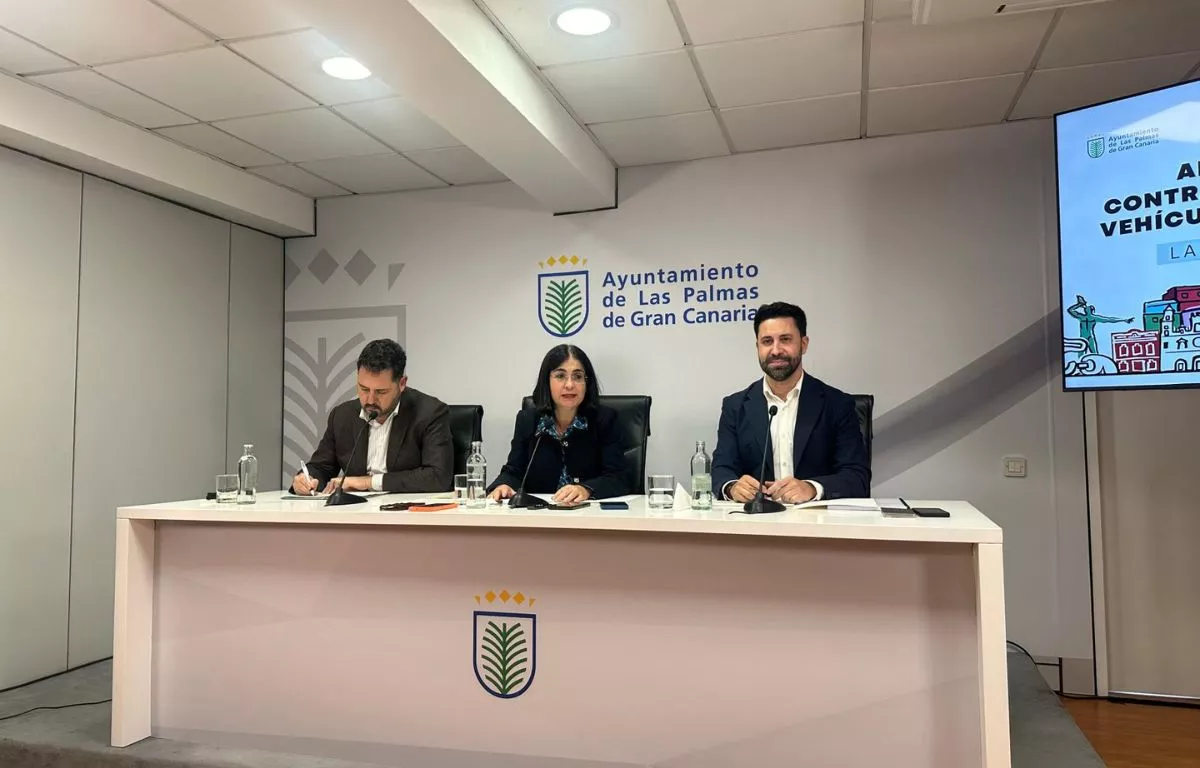 El concejal de Cultura, Josué Íñiguez; la alcaldesa, Carolina Darias, y el concejal de Limpieza, Héctor Alemán / ATLÁNTICO HOY - MARCOS MORENO