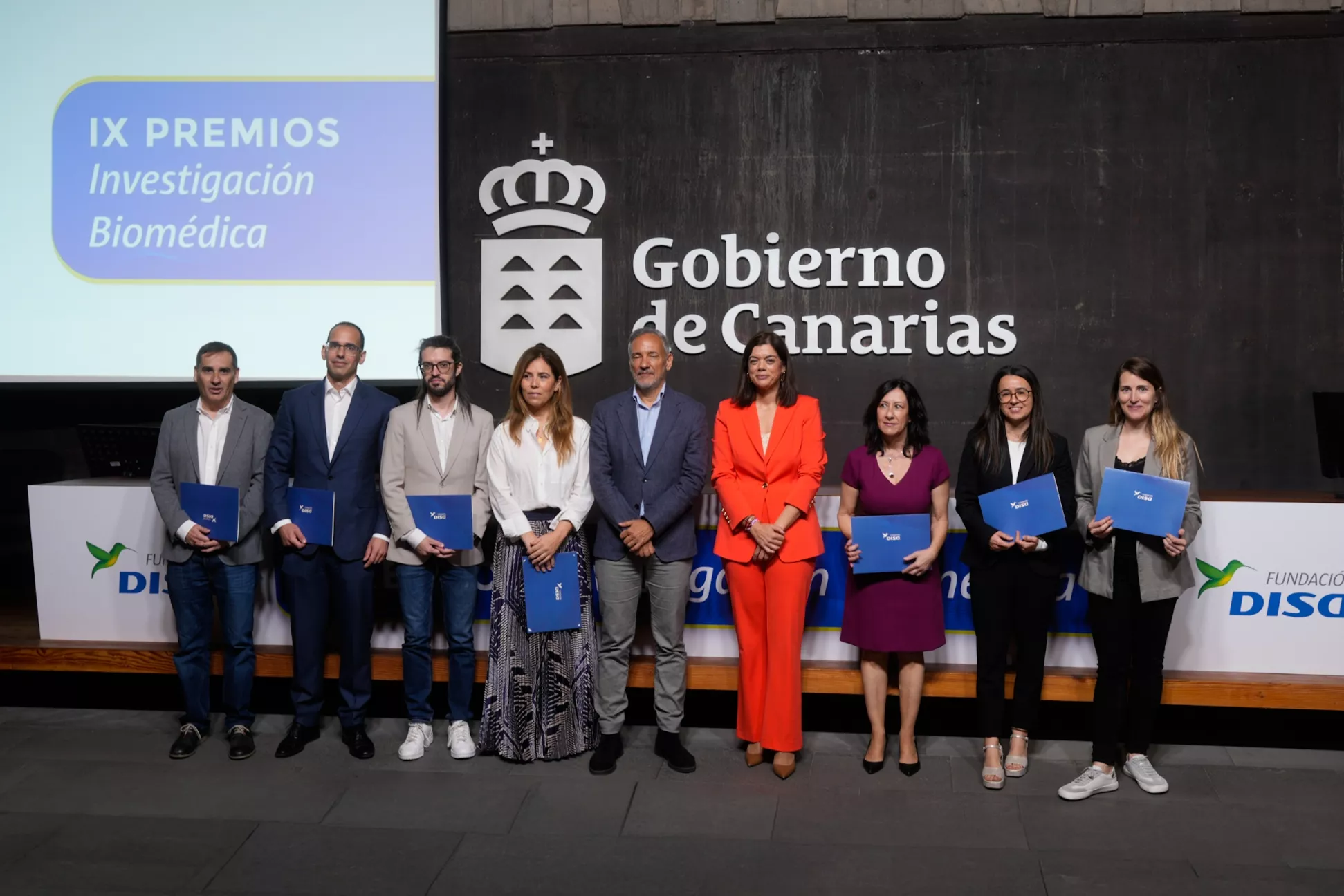 Foto de familia de los siete galardonados en la edición IX Premios Fundación DISA Investigación Biomédica en Presidencia de Gobierno, junto a Javier Franco y Sara Mateos