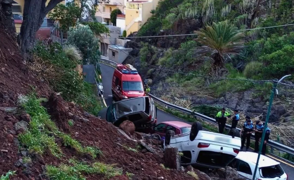 Imagen de los vehículos afectados en Valleseco tras ceder una ladera. / BOMBEROS DE TENERIFE