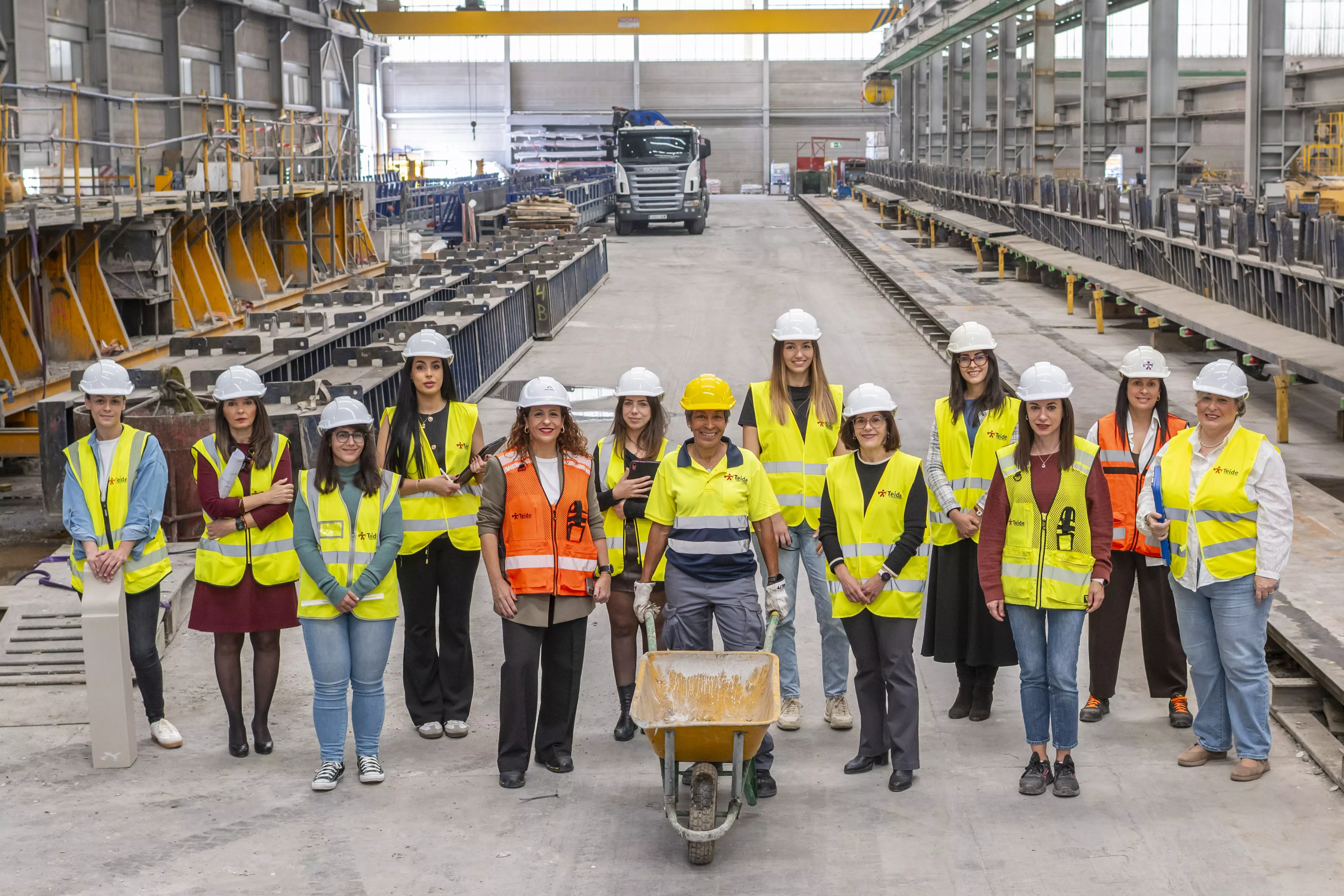 Grupo de empleadas de Prefabricados Teide integrado por diferentes perfiles profesionales que abarcan todas las categorías. 