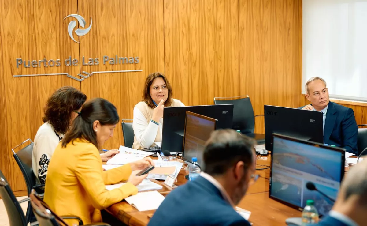 Beatriz Calzada y Francisco Trujillo, de frente y a la derecha de la imagen, durante el Consejo de Administración de la Autoridad Portuaria de Las Palmas. / AH