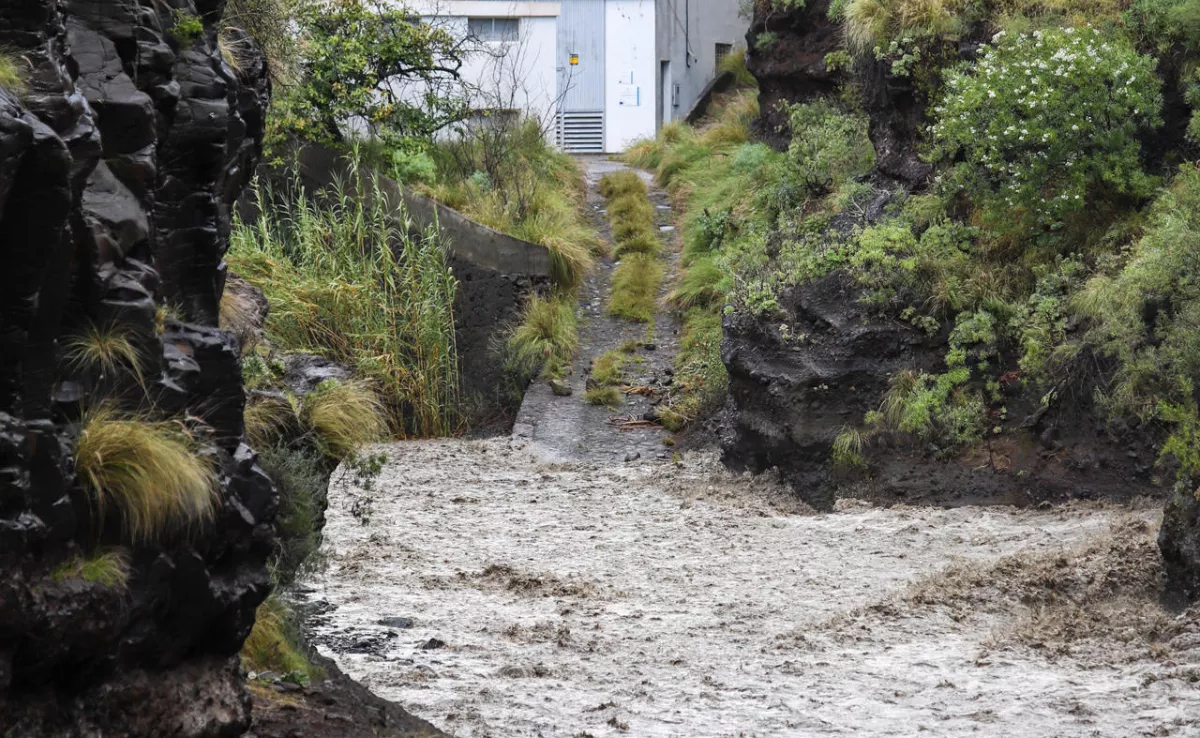El agua corre con fuerza por el barranco de Las Angustias, en La Palma, tras las intensas precipitaciones que ha dejado en la isla la borrasca Therese. / EFE - LUIS G. MORERA