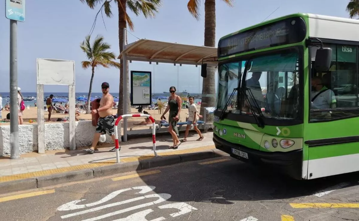 Imagen de una guagua de Titsa en Las Teresitas / TITSA