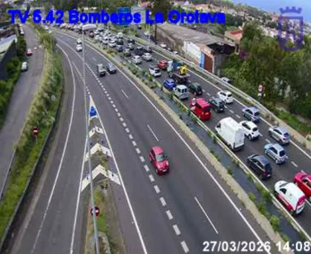 Retenciones durante el mediodía del viernes en la TF-5 dirección norte. / CABILDO DE TENERIFE