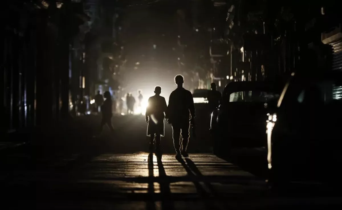 Fotografía del 21 de marzo de 2026 de personas caminando por una calle sin electricidad, en La Habana (Cuba). EFE/ Ernesto Mastrascusa