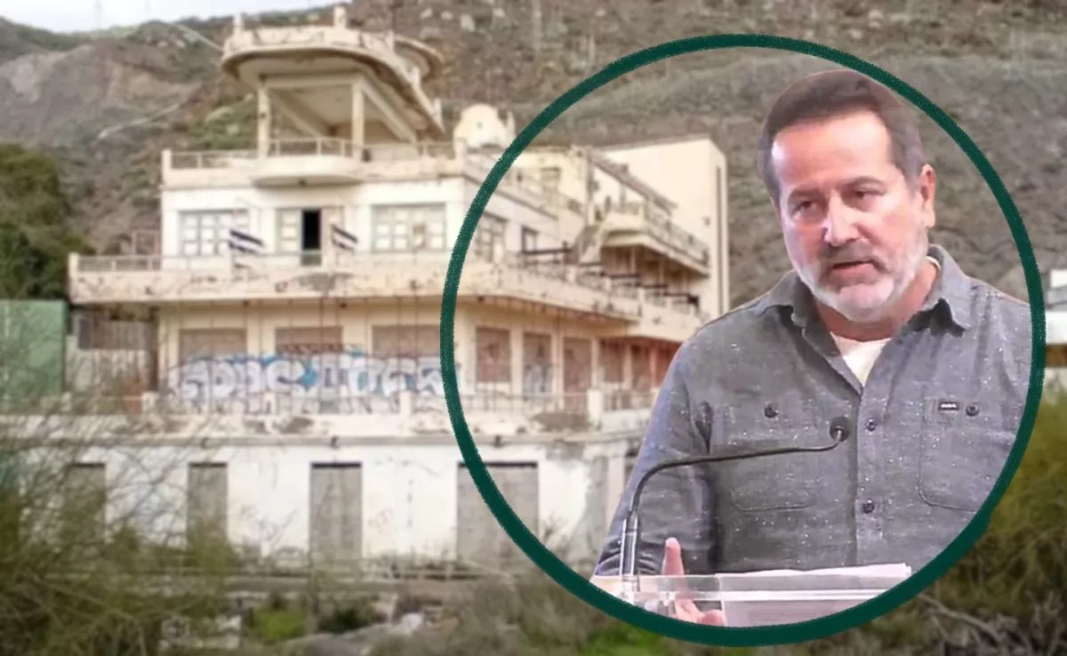 Ángel López Cabrera, presidente de la Plataforma para la Defensa del Balneario sobre imagen del abandonado edificio|MONTAJEAH
