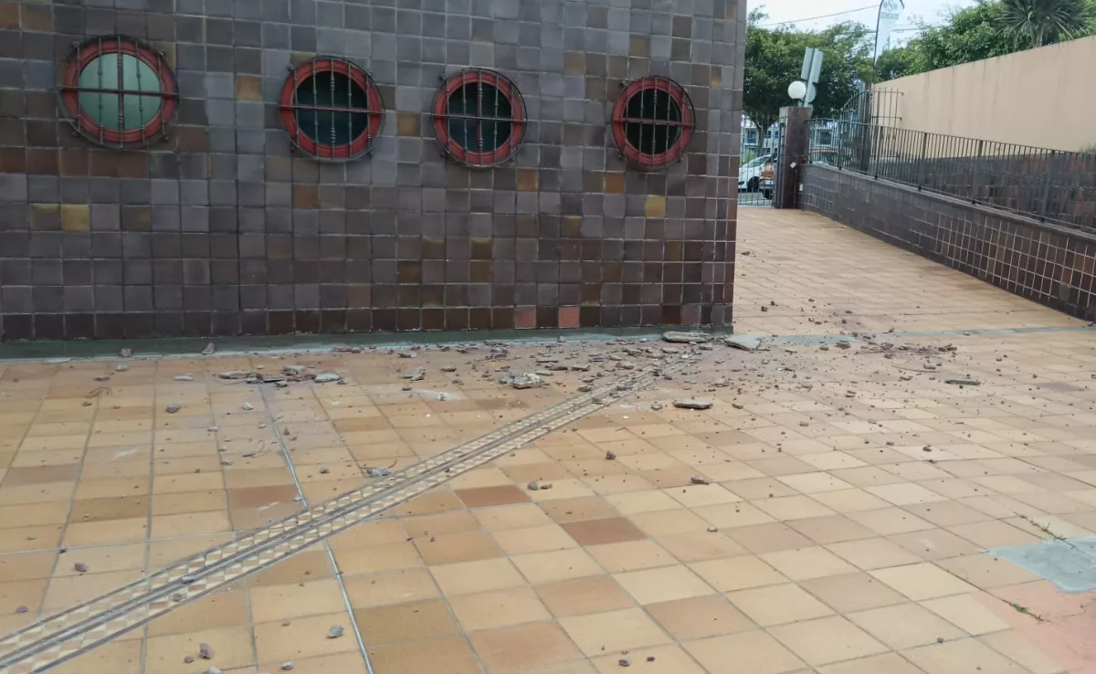 Los restos de la fachada tras caer al patio interior del edificio en el que suelen jugar los niños. / AH
