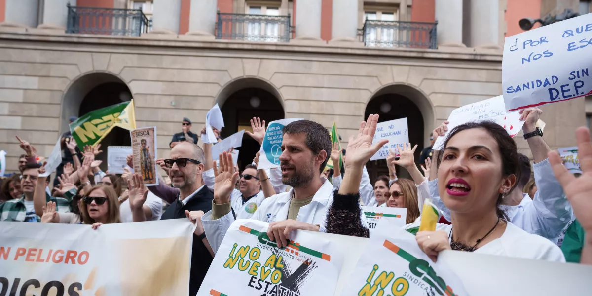 Concentración de médicos canarios / EFE - Ramón de la Rocha
