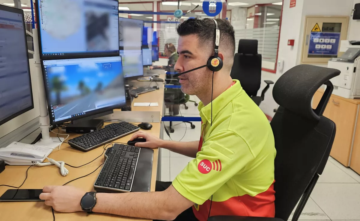 Un trabajador del 112 Canarias atiende llamadas / 112 CANARIAS