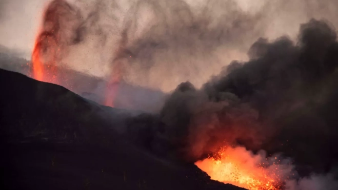 El volcán de La Palma en erupción / EFE El volcán de La Palma en erupción / EFE