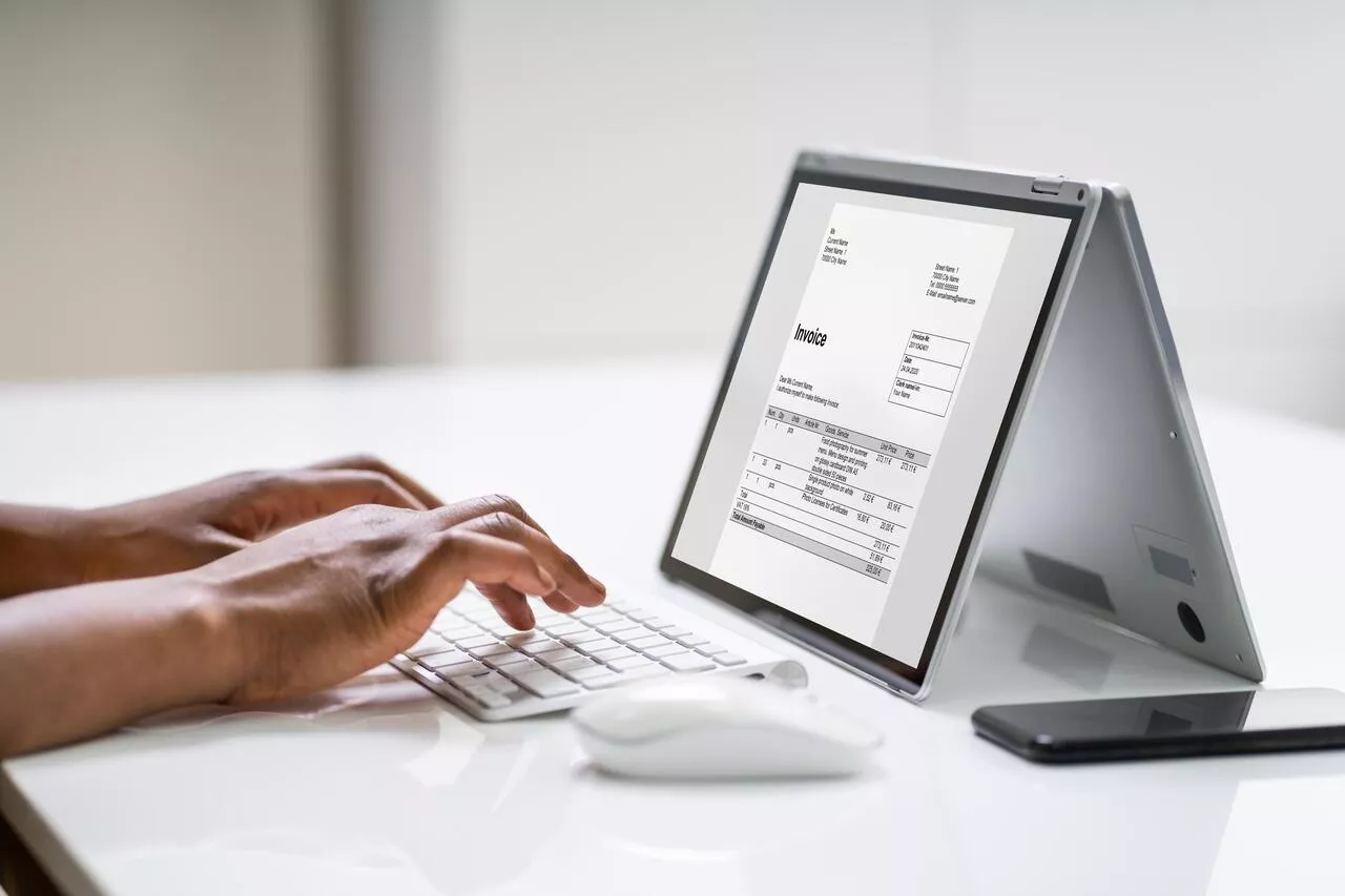 Factura digital en un dispositivo / FREEPIK