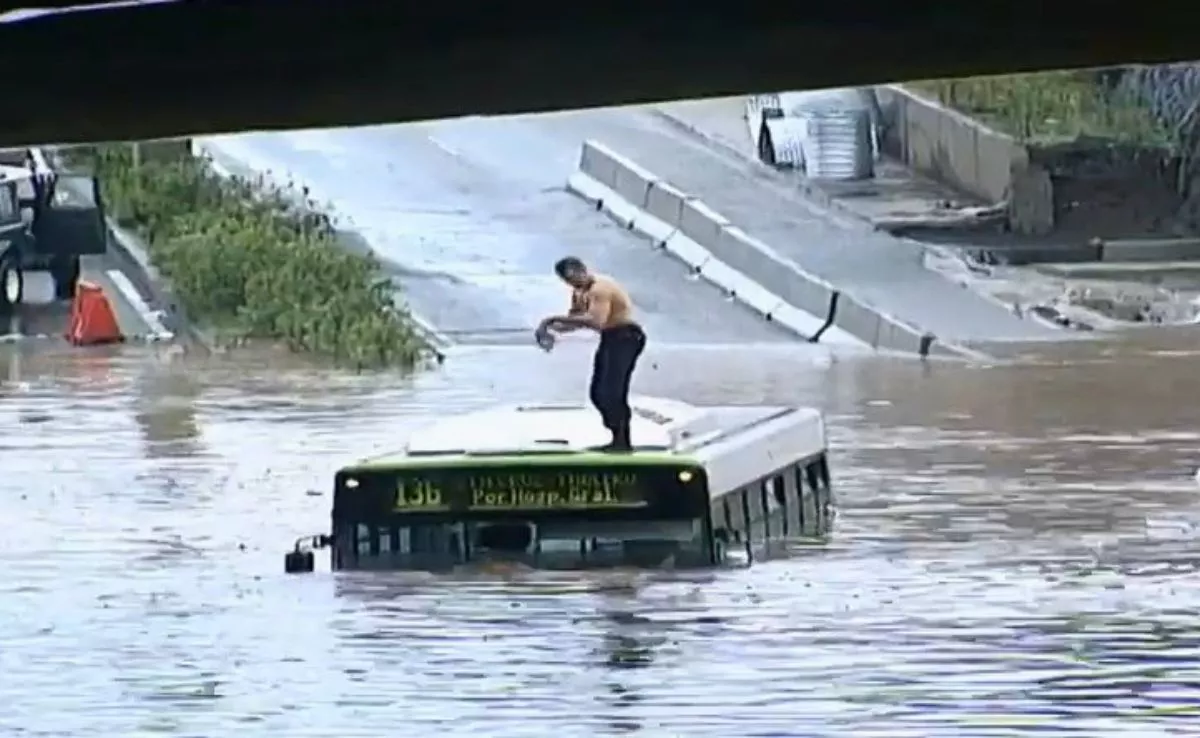 Conductor sobre una guagua bajo el puente próximo al HUC el 31 de marzo de 2002|RTVC
