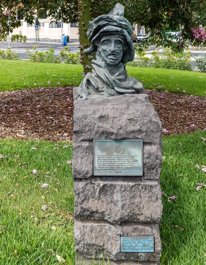 Persona que mira el horizonte