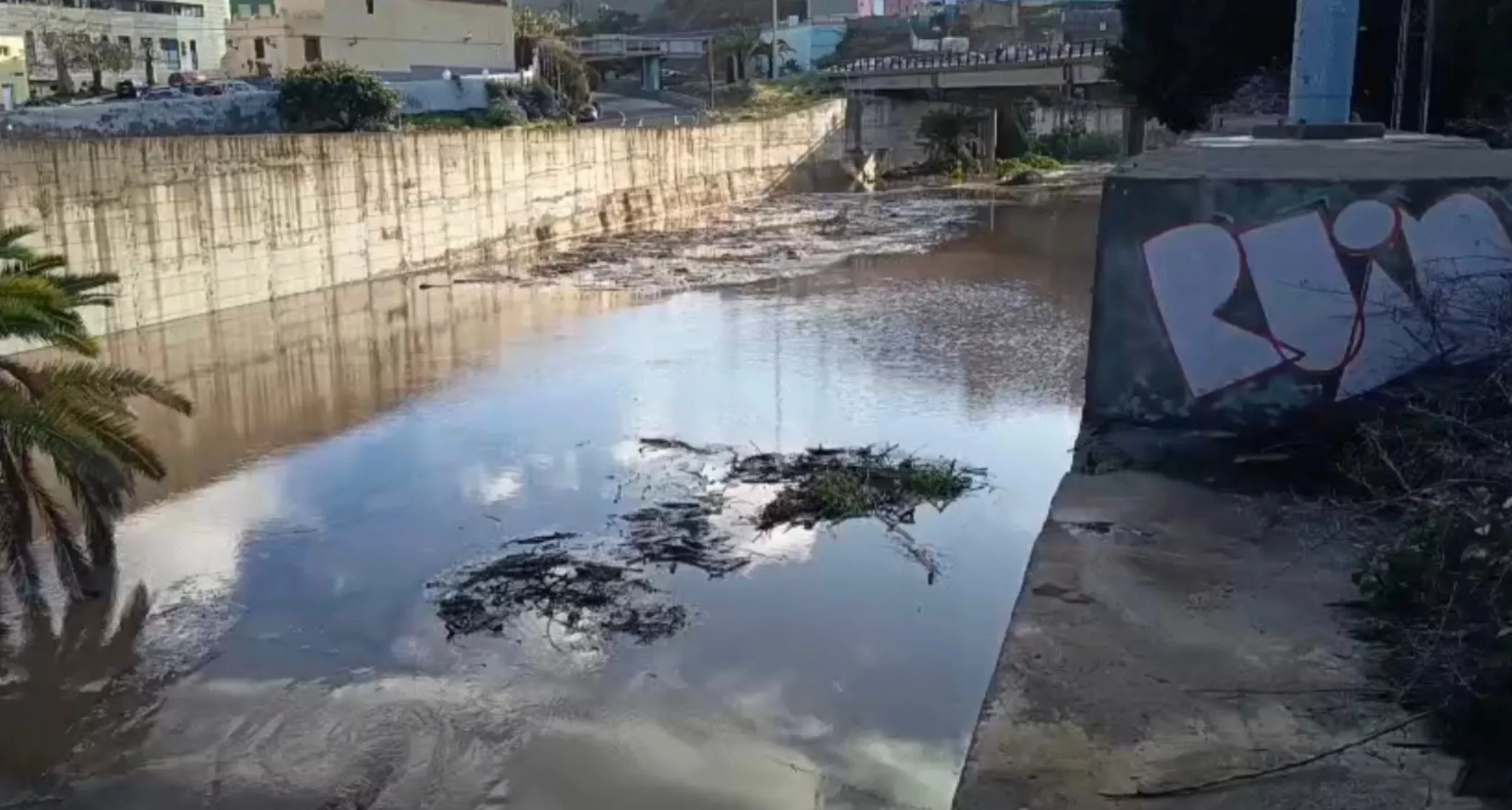 Agua por el cauce del Guiniguada antes de entrar en las bóvedas sobre las que se levanta la GC-110. / AH