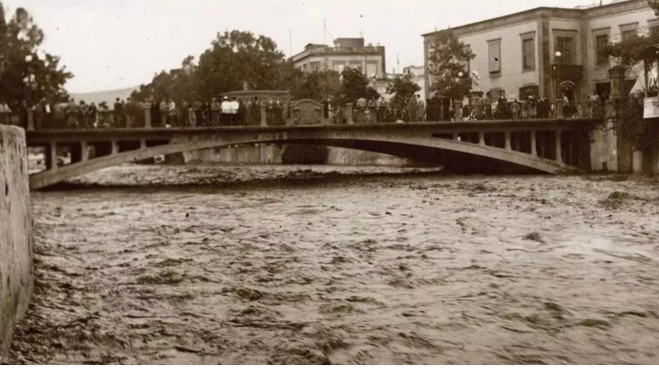 Esta imagen de hace mas de ochenta años nos muestra como nuestros abuelos miraban sorprendidos la cantidad de agua de bajaba por el Guiniguada. / AH