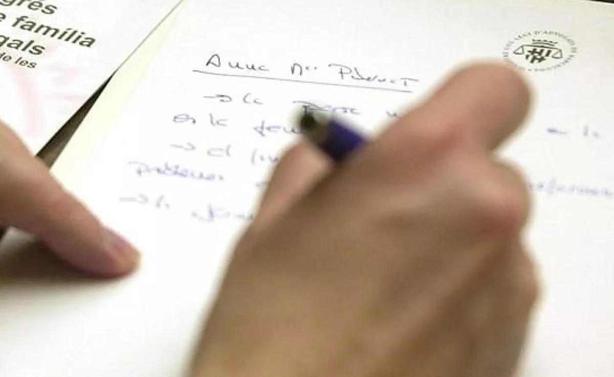 Una persona escribiendo su testamento / EFE