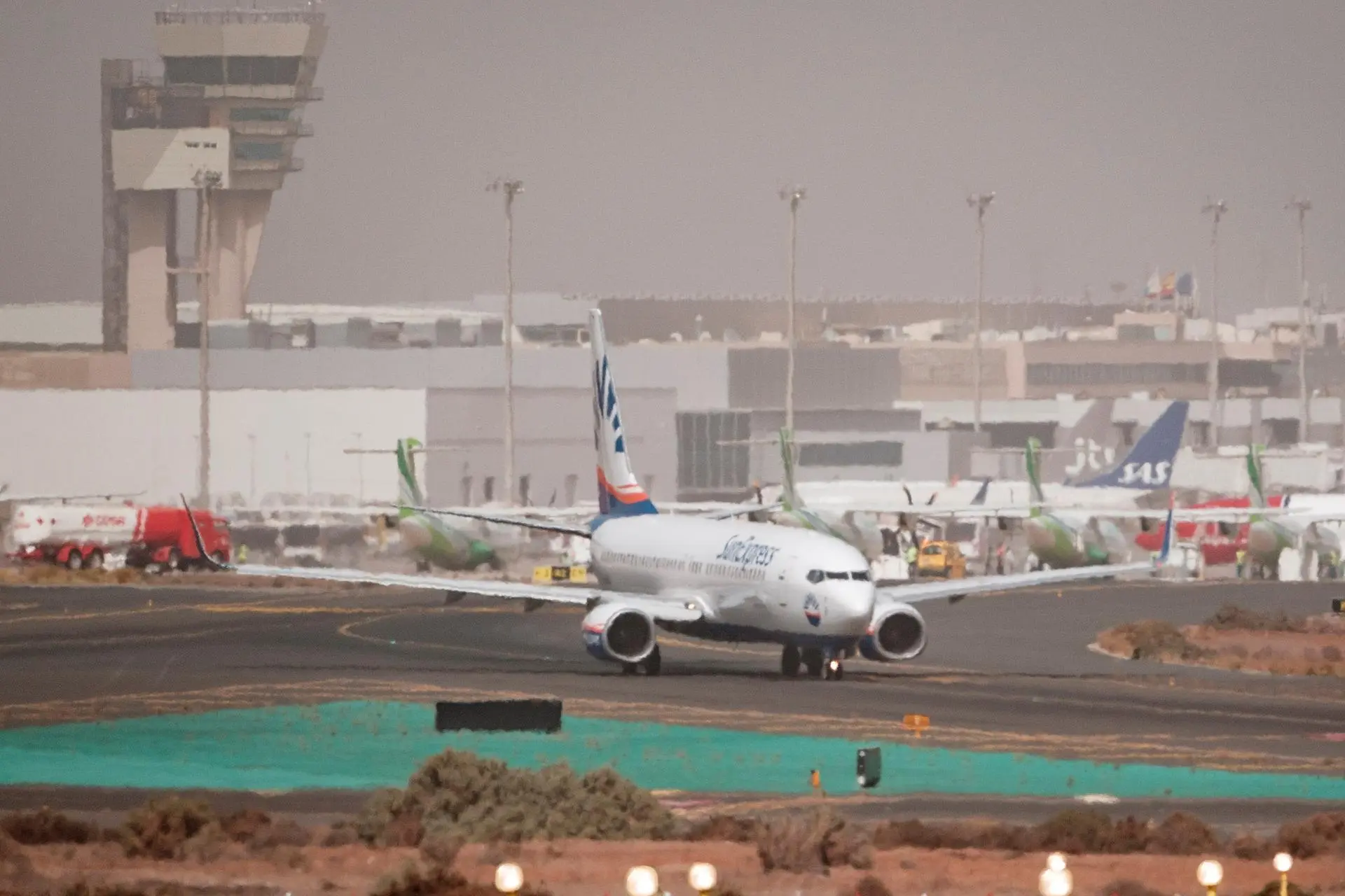 Foto de archivo de un avión en el aeropuerto de Gran Canaria, en una jornada con calima. EFE Ángel Medina G.