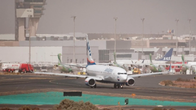 Foto de archivo de un avión en el aeropuerto de Gran Canaria, en una jornada con calima. EFE Ángel Medina G. Foto de archivo de un avión en el aeropuerto de Gran Canaria, en una jornada con calima. EFE Ángel Medina G.
