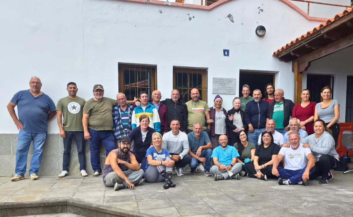 Vecinos de Casas de la Cumbre (Anaga) reunidos tras la recuperación del local social|CEDIDA