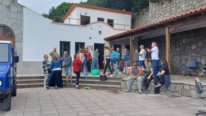 Trabajo vecinal para limpiar y arreglar el local social de Casas de la Cumbre Trabajo vecinal para limpiar y arreglar el local social de Casas de la Cumbre