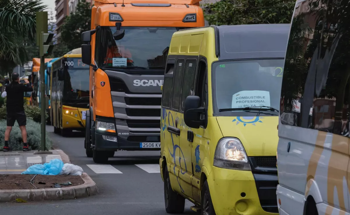 Imagen de una protesta de transportistas en Canarias / EFE