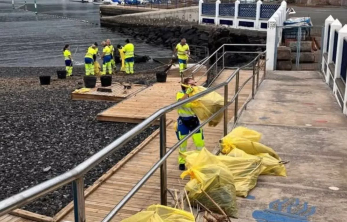 Trabajadores del servicio de limpieza de Las Palmas de Gran Canaria en el Puerto de las Nieves (Agaete). CEDIDA