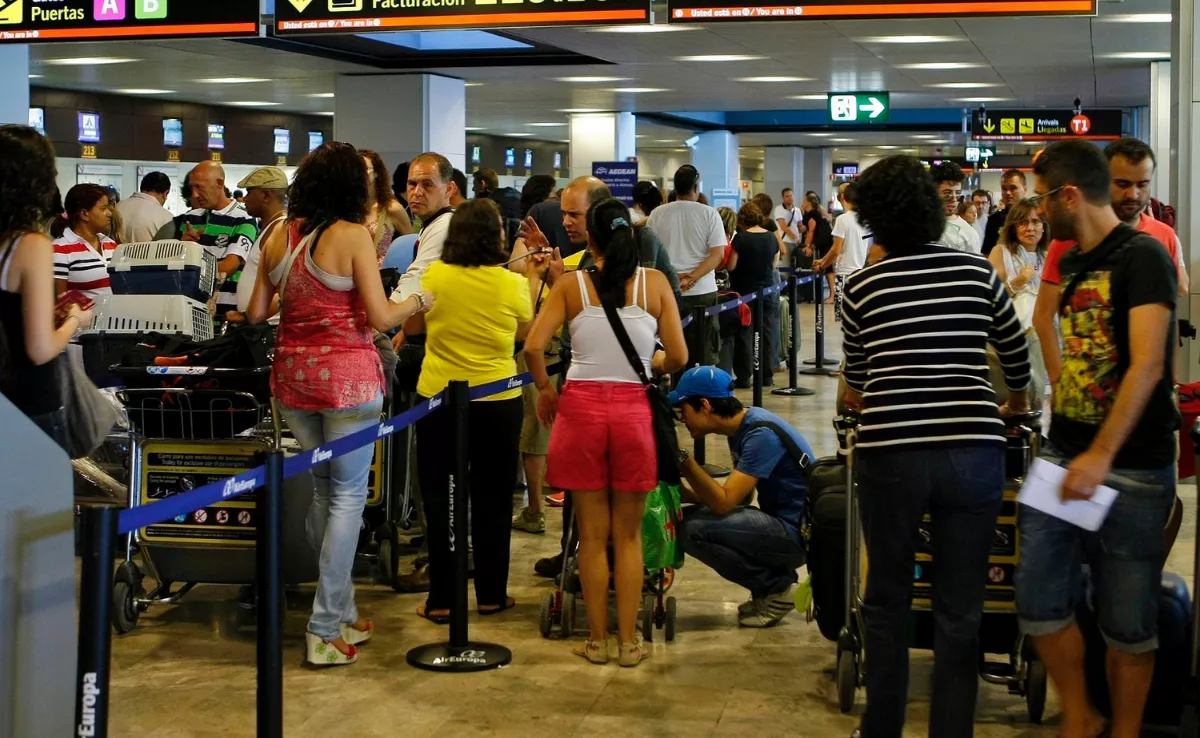 Personas en el Aeropuerto de Adolfo Suárez Madrid Barajas / EFE
