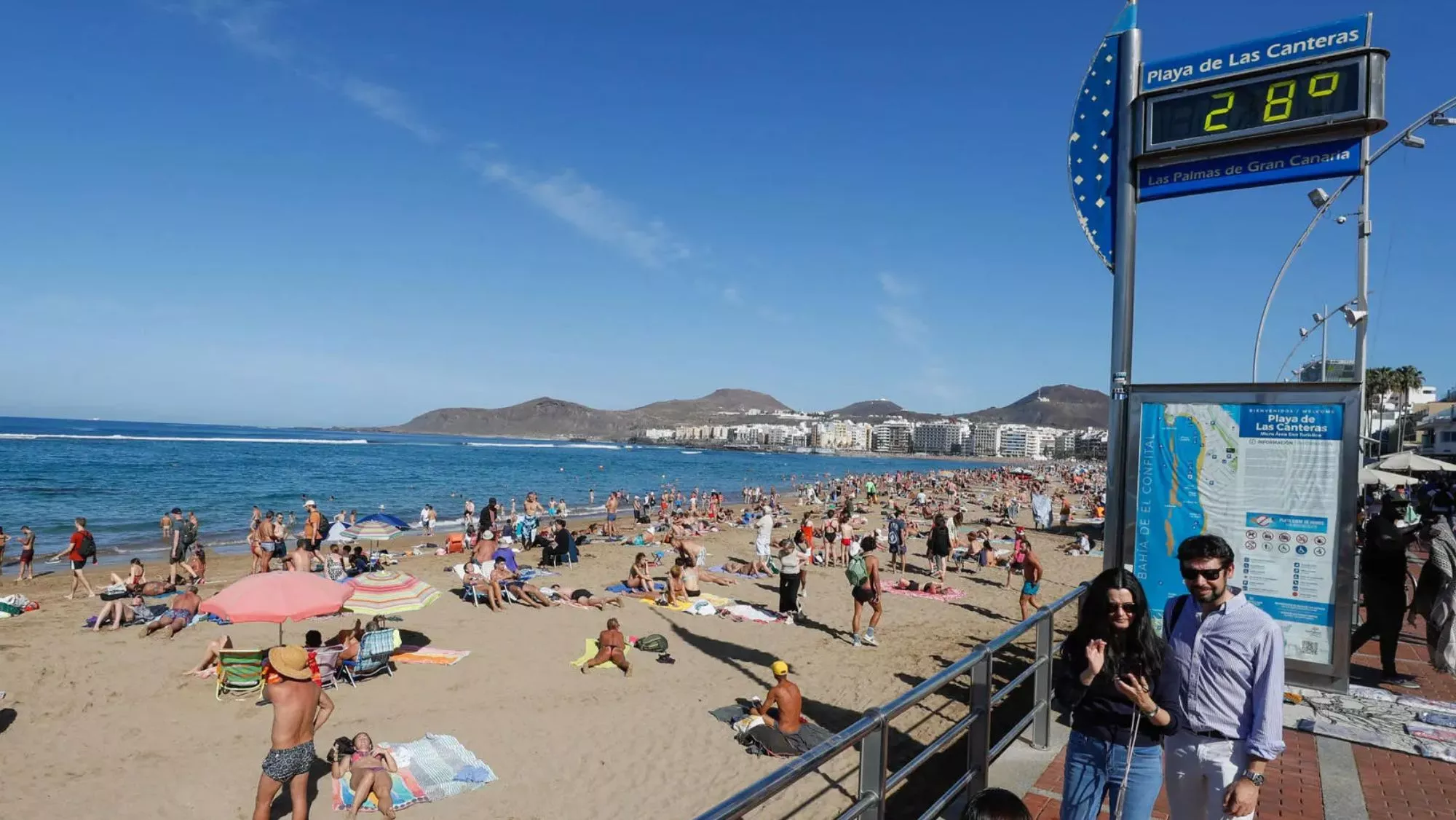El Paseo de Las Canteras con sus icónicos termómetros / EFE