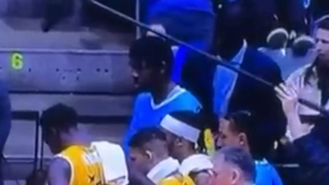 Sitapha Savané, detrás del banquillo del Granca en Badalona. / DAZN Sitapha Savané, detrás del banquillo del Granca en Badalona. / DAZN