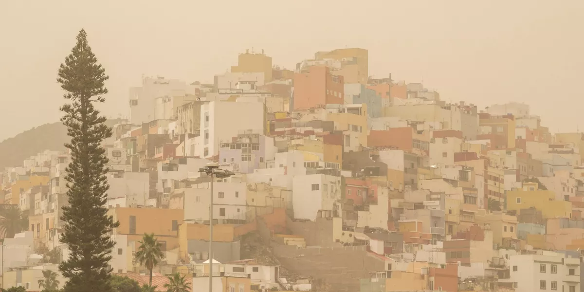 En la imagen, vista de Las Palmas de Gran Canaria bajo una espesa capa de calima. / EFE - Ángel Medina G.