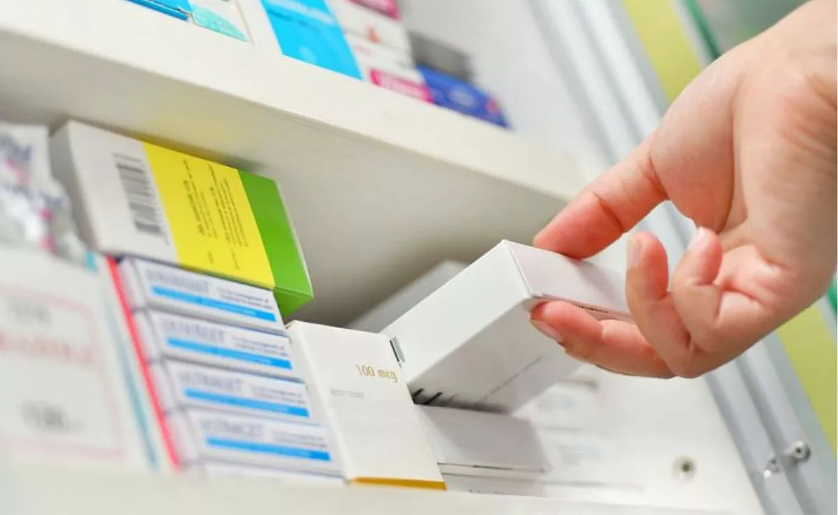 Persona dispensando medicamentos en una oficina de Farmacia|RTVE