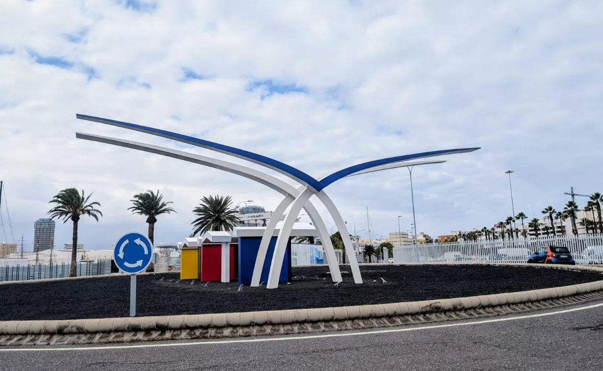 El monumento La Gaviota, en la entrada sur del Puerto de Las Palmas. / AH