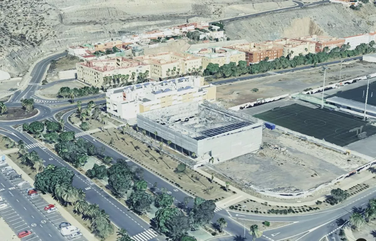 Vista aérea del nuevo polideportivo de Jinámar, cuyas obras están paralizadas desde hace más de un año. GOOGLE EARTH