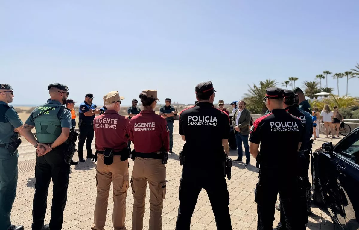 El Cabildo refuerza con una veintena de efectivos el operativo de vigilancia en las Dunas de Maspalomas durante la Semana Santa. AH