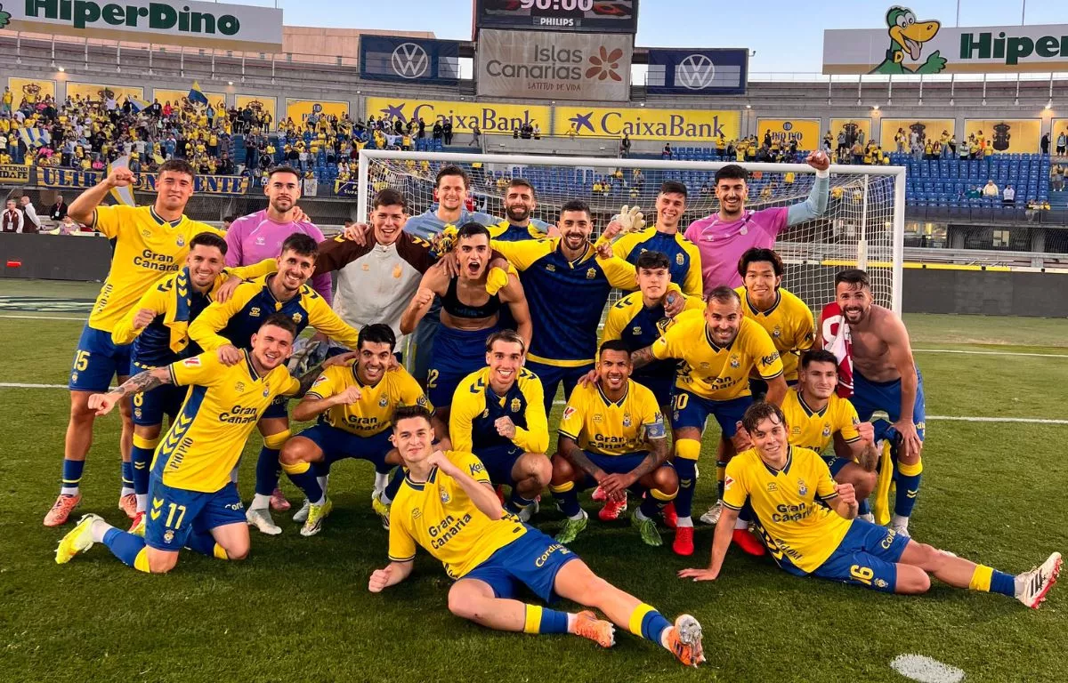 Los jugadores amarillos tras la sufrida victoria ante el conjunto nazarí. UD LAS PALMAS