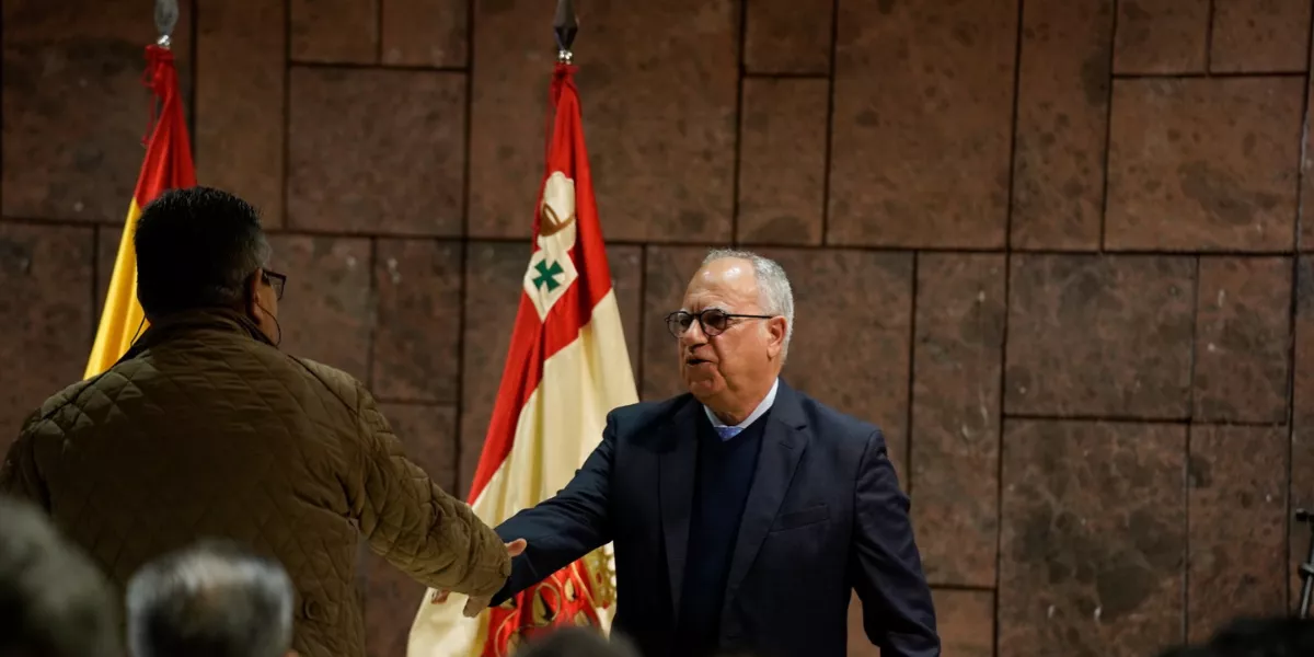 Imagen de Casimiro Curbelo en una reunión con asociaciones  CABILDO DE LA GOMERA