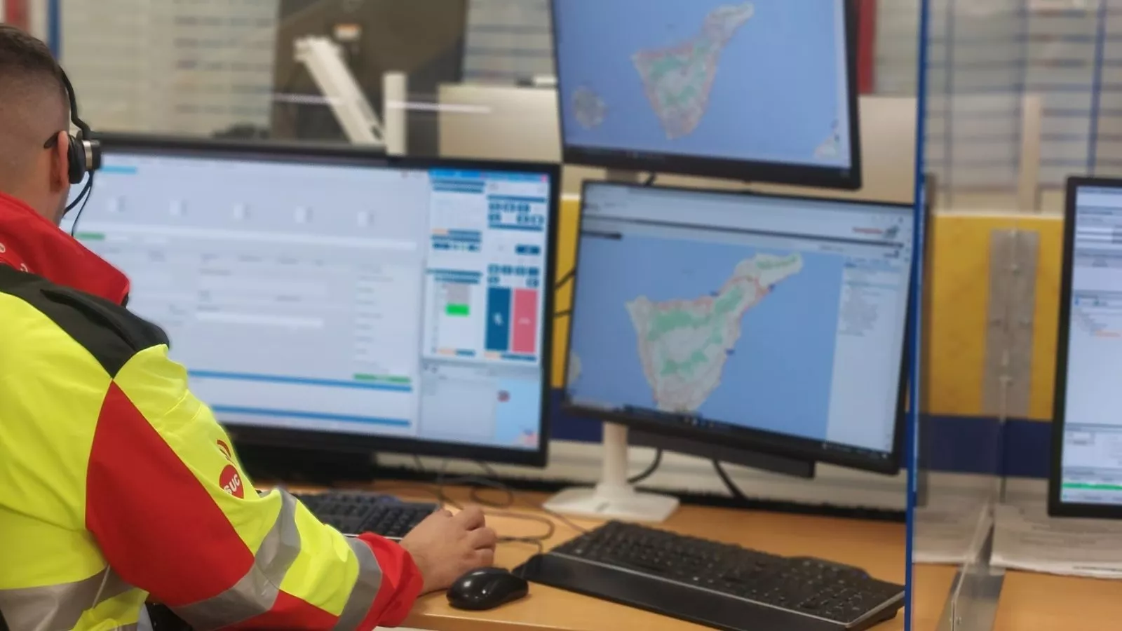 Imagen del centro del 112 atendiendo a una alerta en la isla de Tenerife. / 112 CANARIAS
