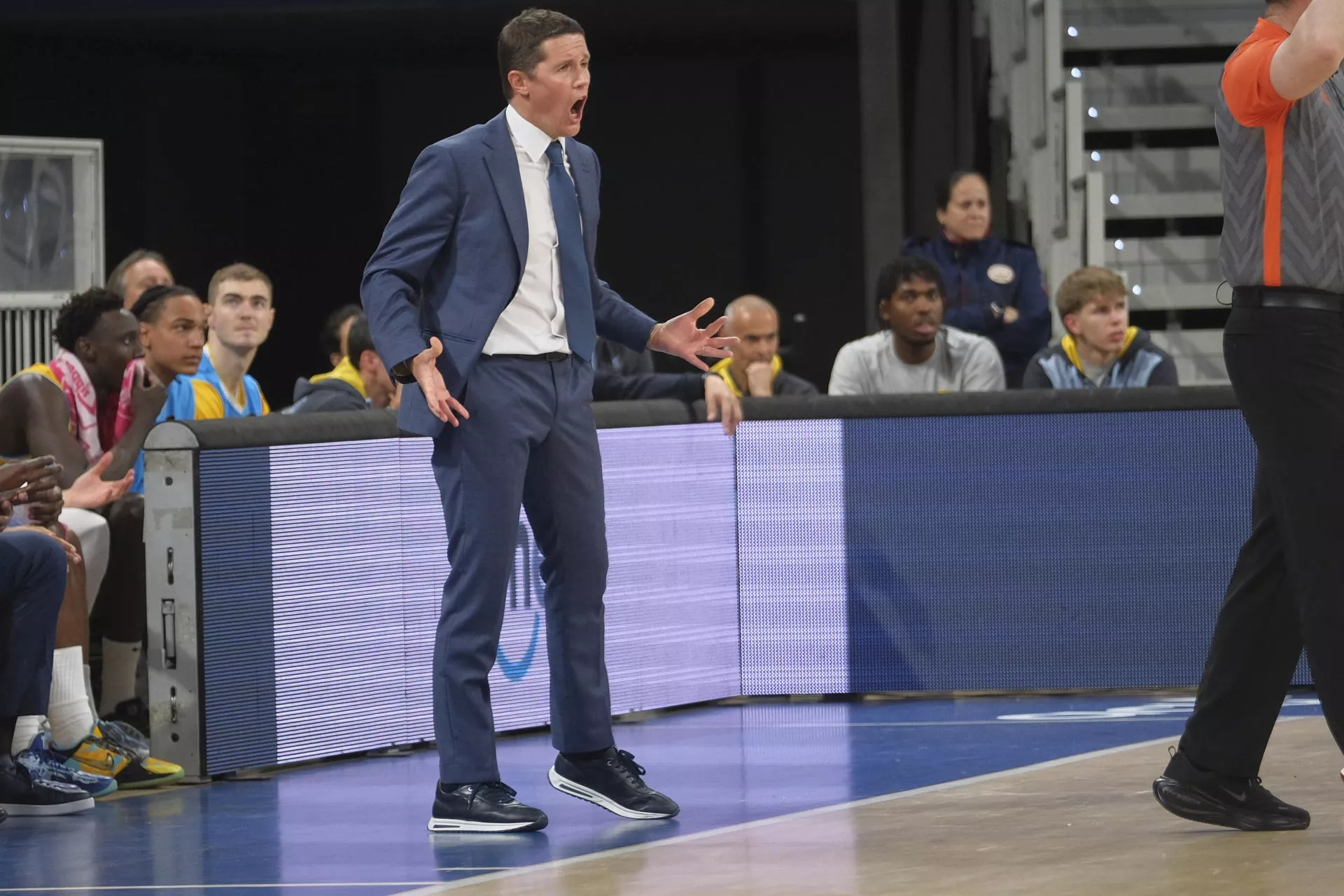 Jaka Lakovic grita a los jugadores del Granca durante el partido contra el San Pablo Burgos. / ÁNGEL MEDINA-EFE