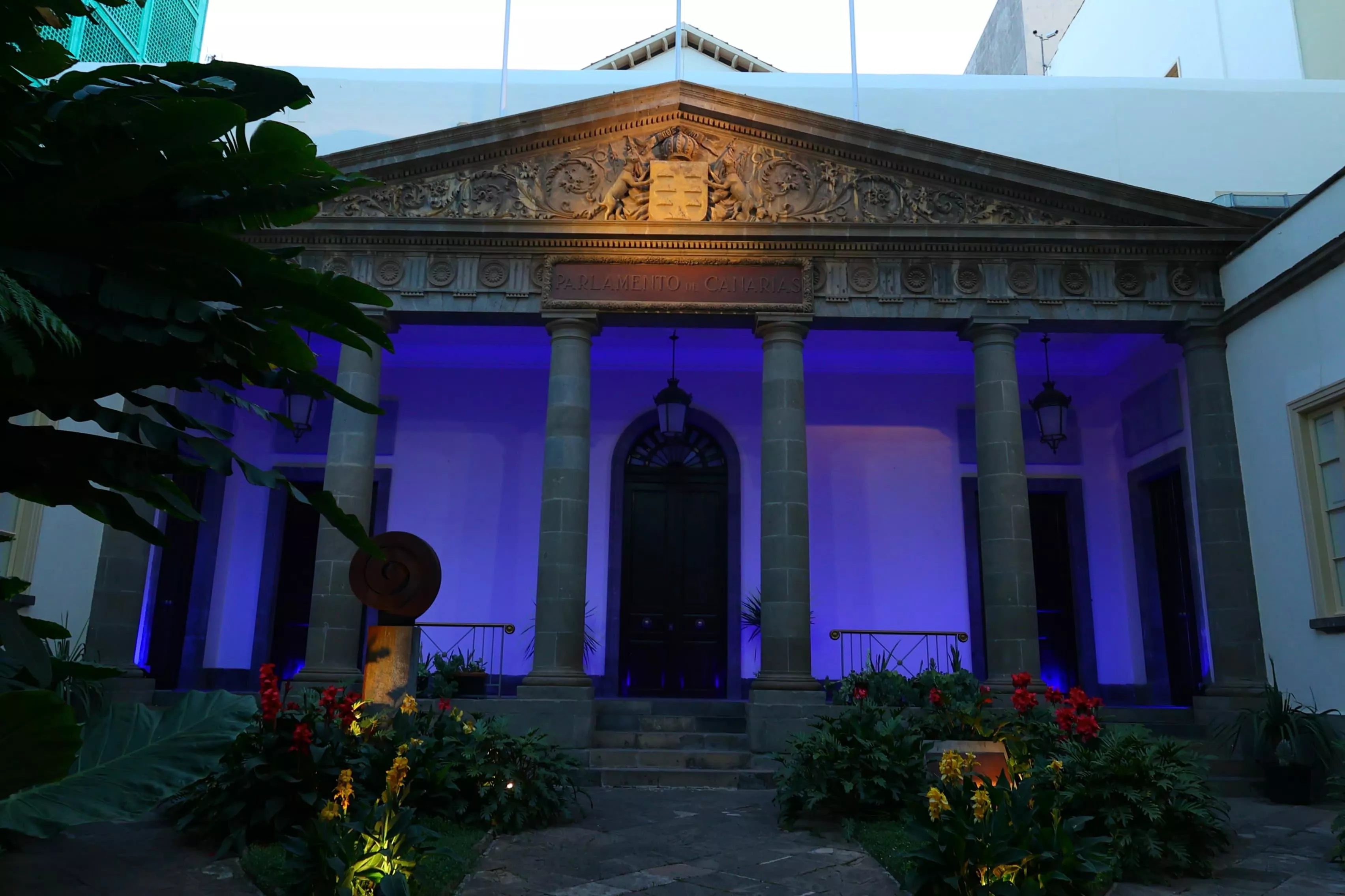 El Parlamento de Canarias se ilumina por el autismo. / CEDIDA