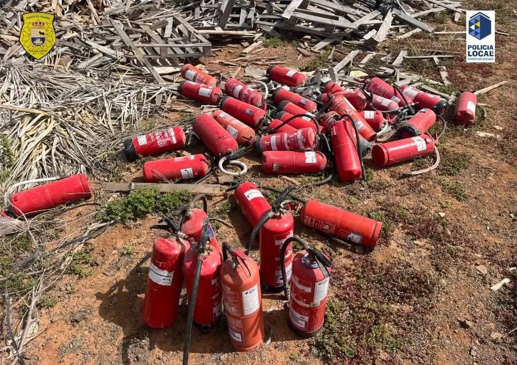 Atentado ecológico en un paraje natural de Fuerteventura: hallan 35 extintores vertidos ilegalmente