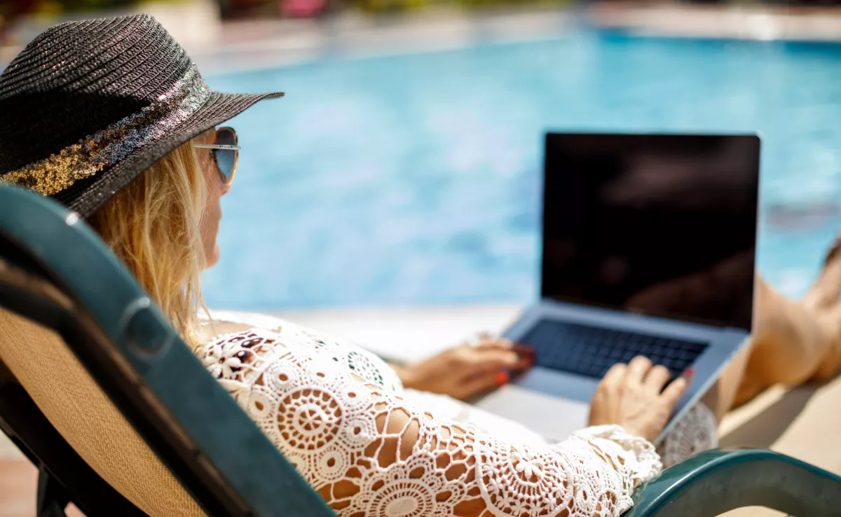 Imagen de una persona teletrabajando desde un hotel / CANVA