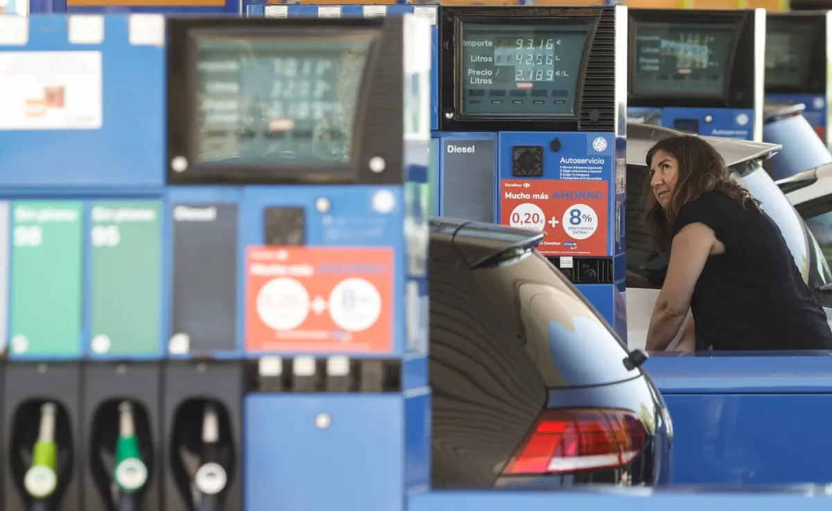 Una persona reposta gasolina / EFE