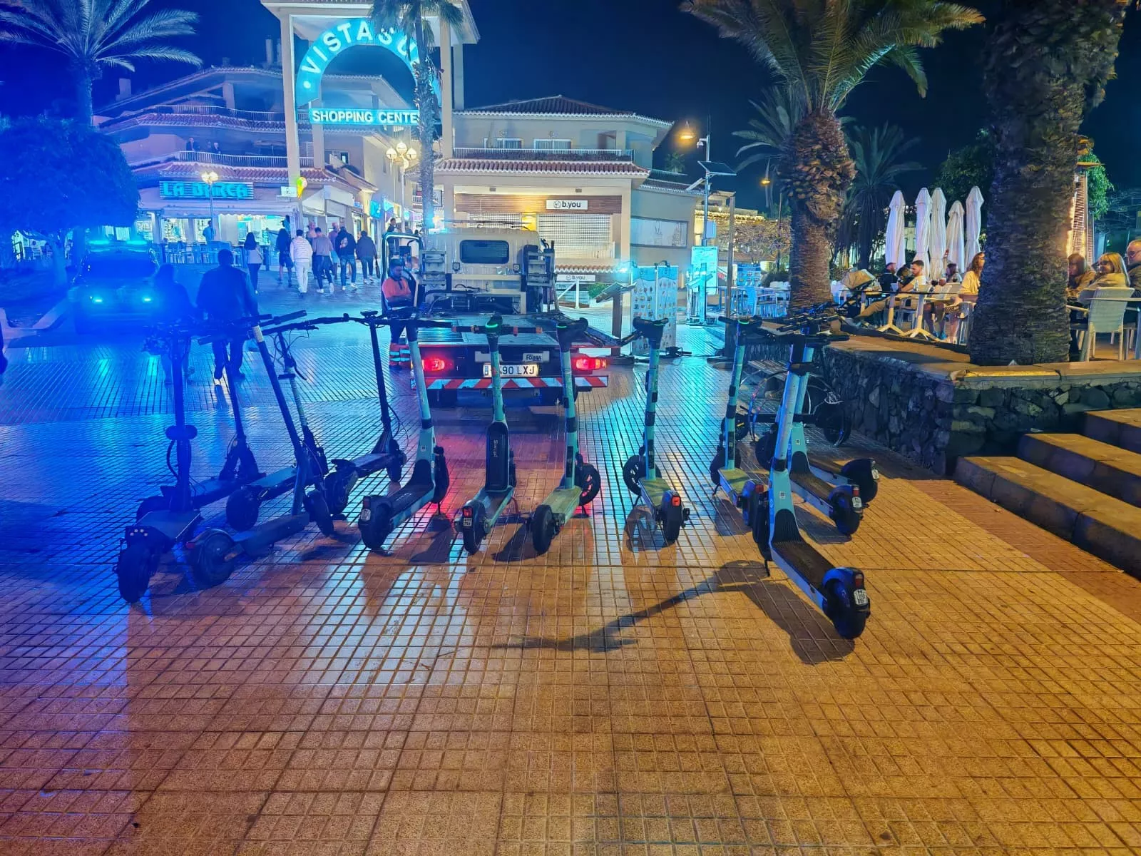 Arona sanciona a 92 patinetes y retira 81 en zonas peatonales turísticas. AH