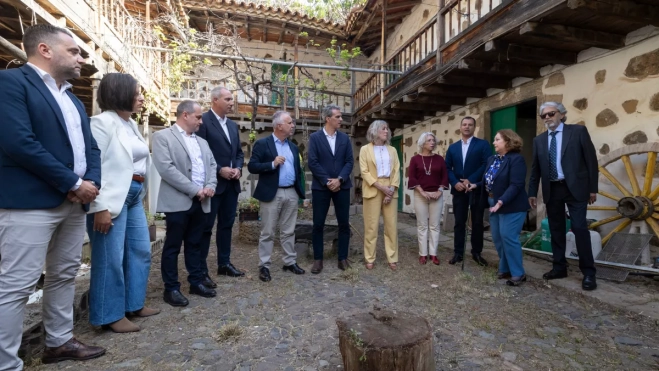 Ángel Víctor Torres durante una visita al Cuartel de El Colmenar este lunes / EFE - ÁNGEL MEDINA G. Ángel Víctor Torres durante una visita al Cuartel de El Colmenar este lunes / EFE - ÁNGEL MEDINA G.