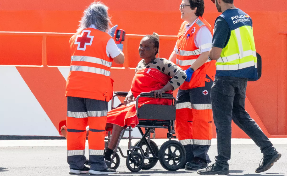 Una de las migrantes rescatadas en Lanzarote / EFE Una de las migrantes rescatadas en Lanzarote / EFE