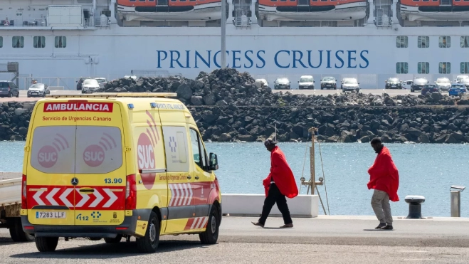 Dos de los migrantes rescatados en Lanzarote / EFE