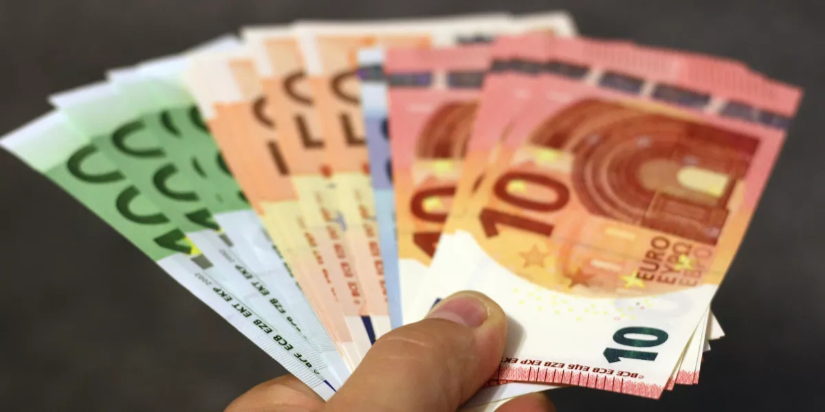 Imagen de una persona sujetando dinero / PEXELS