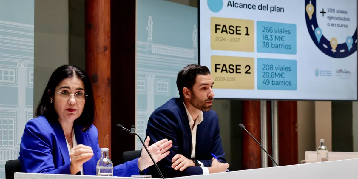 La alcaldesa, Carolina Darias, en el plan de asfaltado de la ciudad / LAS PALMAS DE GRAN CANARIA