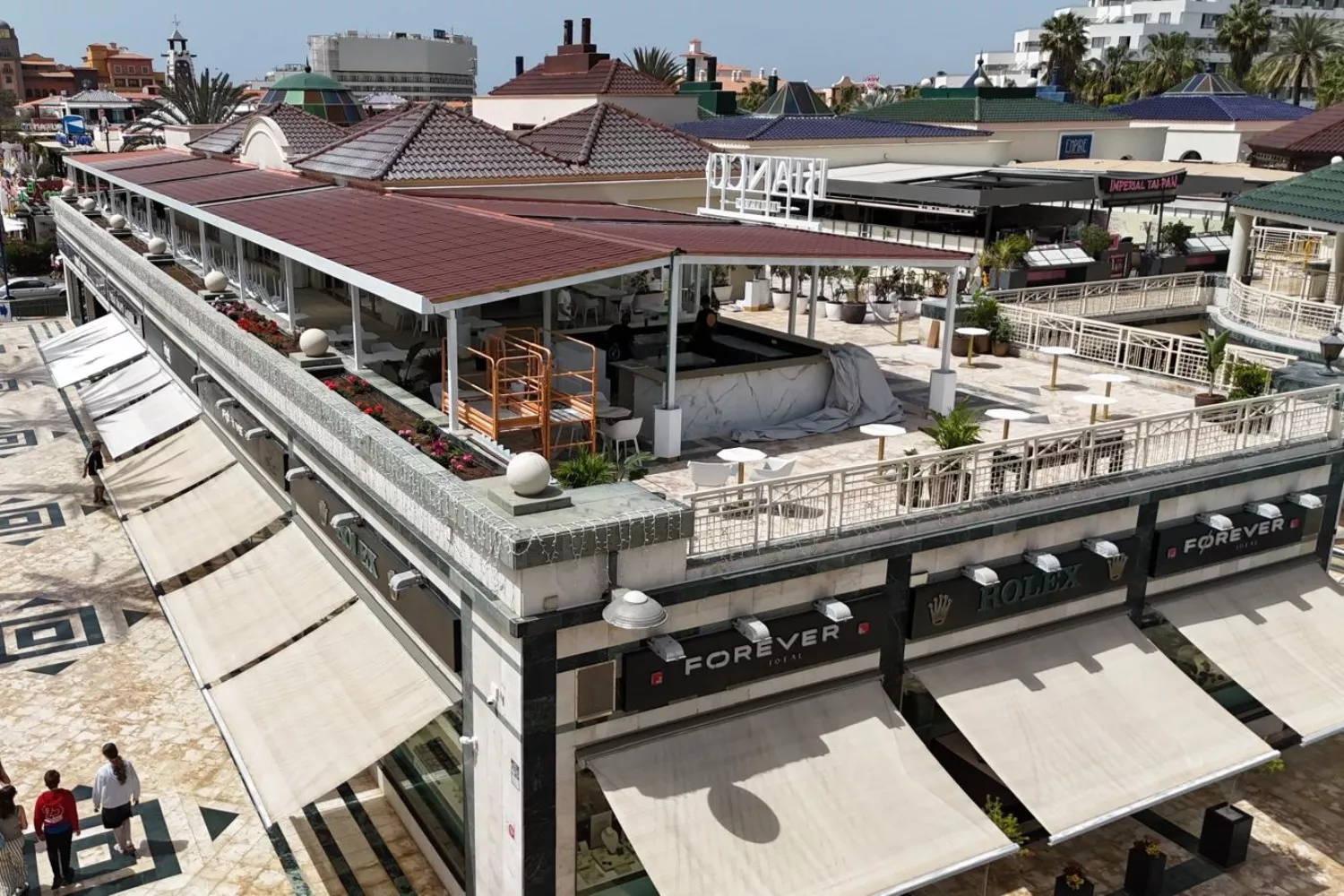 Terraza del centro comercial Safari, en obras presuntamente sin licencia, según los denunciantes./ CEDIDA